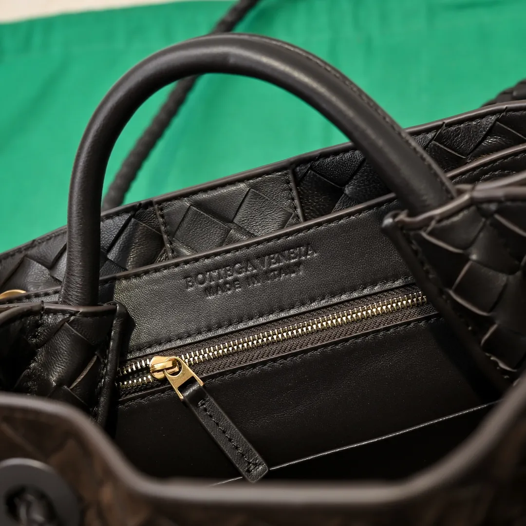 The 2024 new Andiamo batch 1920 BV has been shipped‼ ️Really popular🔥The new Andiamo woven handbag launched by Bottega Veneta this season is really popular all over the world! ! Celebrities at home and abroad have worn it, and Oscar-winning actress Michelle Yeoh has taken it out on the street. Song Jia, Trai Yara, Yu Feihong, Sanji Ayaka, Rosie Hunting-Whiteley, Yoshioka Riho, etc. have all picked up this bag. It is classic and versatile, showing off its temperament, and the bag capacity is also large, which is very convenient for daily commuting! ! A variety of carrying methods, the shoulder straps can be adjusted by yourself, the original lambskin feels soft and delicate, and the neutral style is created to break gender boundaries and bring a more practical and longer-lasting use experience. Andiamo, which has both elegant and casual styles, perfectly interprets the true appearance of "fashionable old money style". Style number: 7463 (suede) Size: 25*22*10.5cm